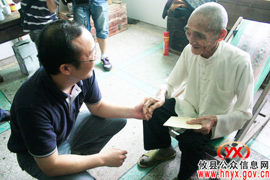 建党节，唐卫湘一行登门看望慰问部分老党员