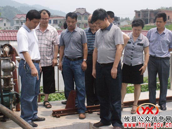 市人大常委会副主任杨宋虎一行来攸县开展矿区综治执法检查