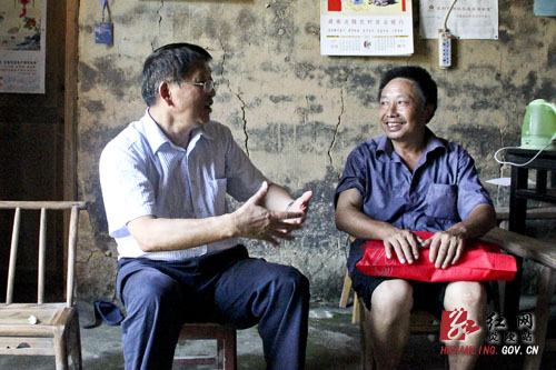 爱烛行动在株洲 邓德芳一行走访慰问特困教师