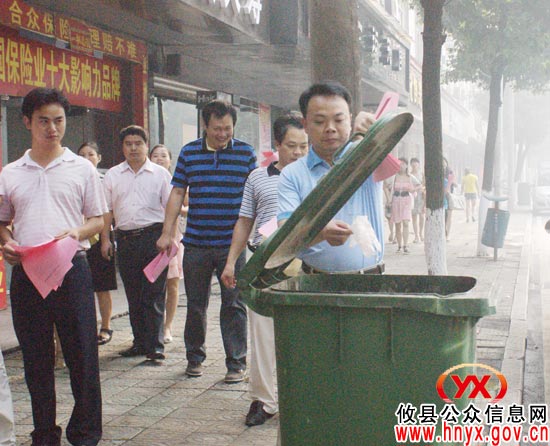 文斌一行走上街头进行“三创四化”规劝