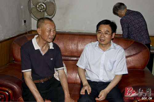 黄诗燕、刘会才等看望慰问离退休党员干部