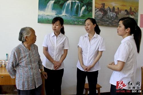 政务中心:爱心暖夕阳 走进敬老院