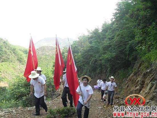 攸县鸾山镇组织机关干部举进行登山活动