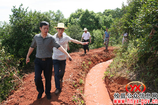 陈可勇一行周末下乡村视察指导抗旱工作