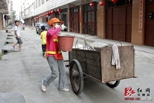图片新闻：炎陵县城辛勤的环卫工人