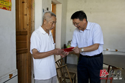 爱烛行动在株洲 邓德芳一行走访慰问特困教师