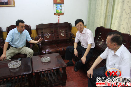 文斌一行深入到县内部分企业进行工作调研