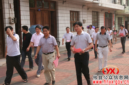 谭伟生一行上街进行“三创四化”规劝
