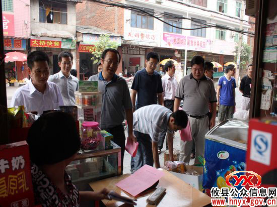 唐卫湘一行上街参与“三创四化”规劝活动