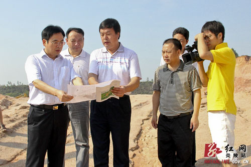 黄诗燕：加快生态工业园区建设推进新型工业化进程