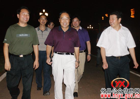 省政协副秘书长向邦柱一行来攸县考察城乡环境卫生