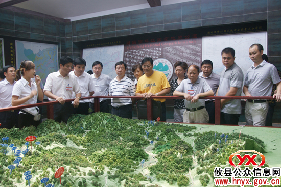 全市环境卫生城乡同治工作会与会人员进行现场视察