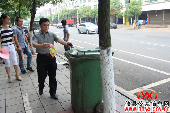 毛春良一行上街参与“三创四化”规劝活动