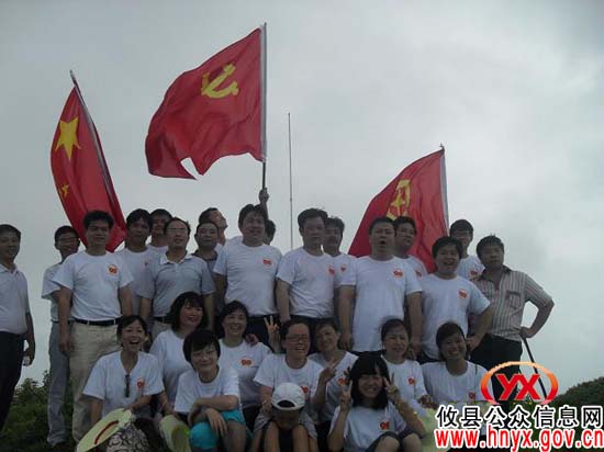 攸县鸾山镇组织机关干部举进行登山活动