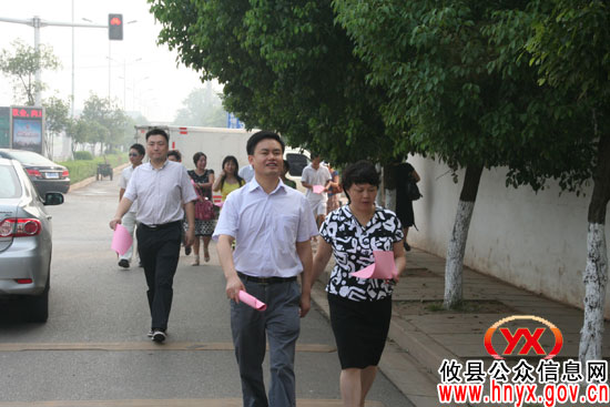彭良平、谈湘旭一行上街进行“三创四化”规劝