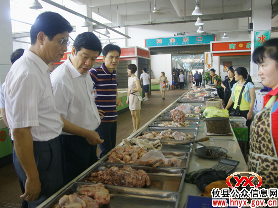 全市环境卫生城乡同治工作会与会人员进行现场视察