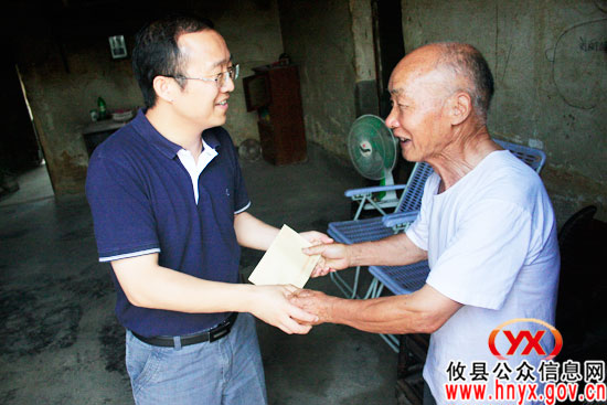 建党节，唐卫湘一行登门看望慰问部分老党员
