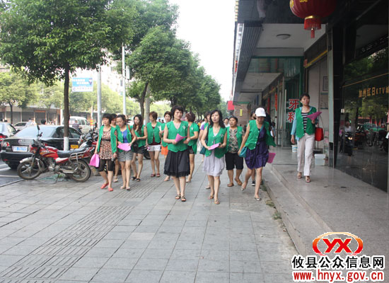 攸县妇联组织联星社区“半边天”上街进行规劝