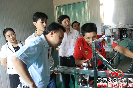 文斌一行深入到县内部分企业进行工作调研