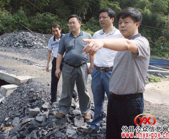 市人大常委会副主任杨宋虎一行来攸县开展矿区综治执法检查