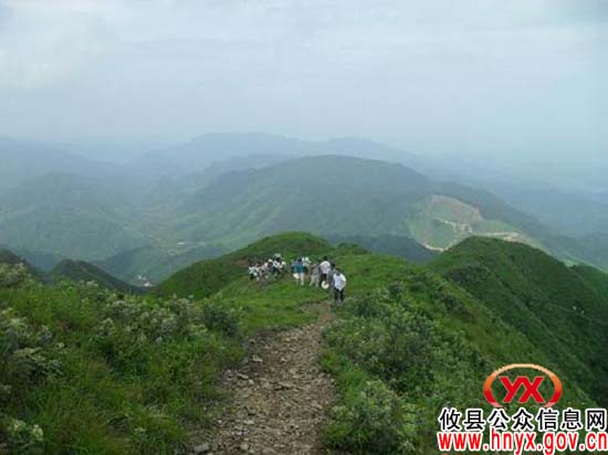 攸县鸾山镇组织机关干部举进行登山活动
