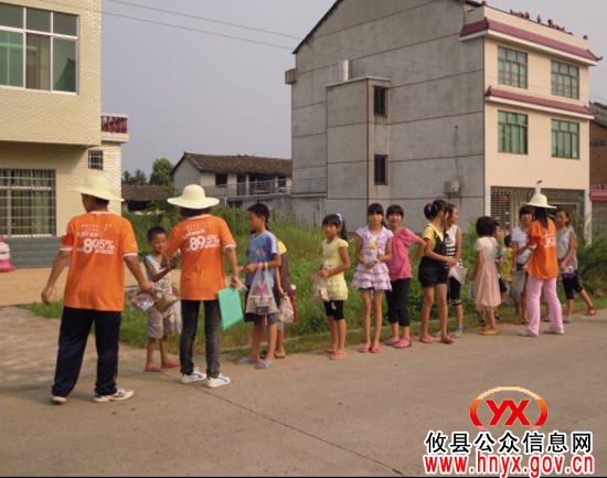 团县委组织“三下乡”青年志愿者开展洁净乡村行动