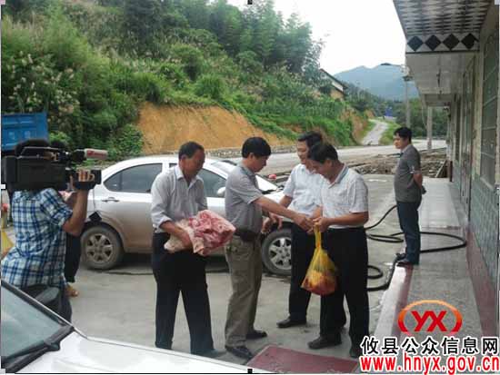 攸县“黄兰”公路工程施工人员受到当地村民“犒劳”