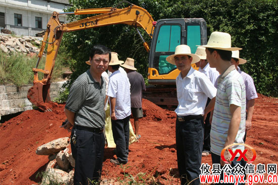 陈可勇一行周末下乡村视察指导抗旱工作