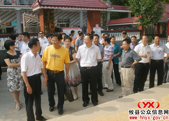 全市环境卫生城乡同治工作会与会人员进行现场视察