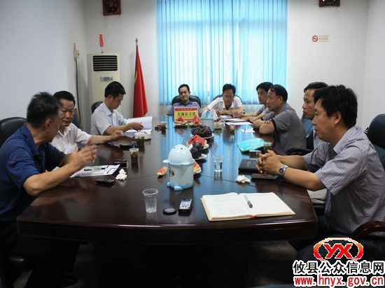 攸县人大常委会原主任易寿南到县林业局指导《攸县志》续修工作