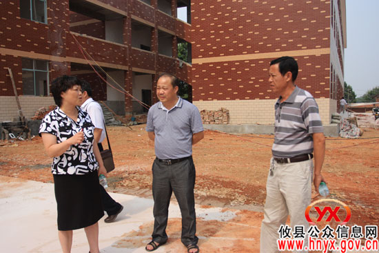 谈湘旭一行督查县城在建学校建设情况