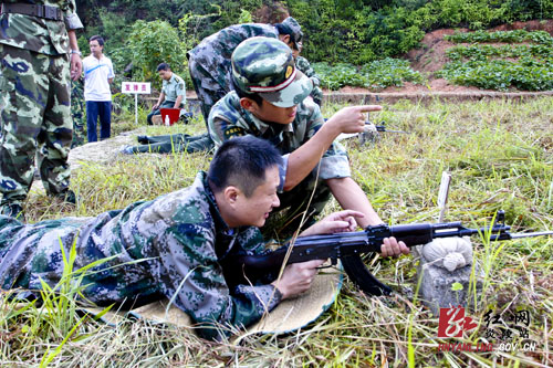 黄诗燕、龙志华参加“八一”军事日活动
