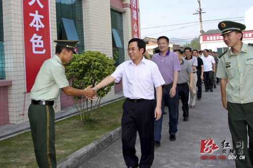 黄诗燕、龙志华参加“八一”军事日活动