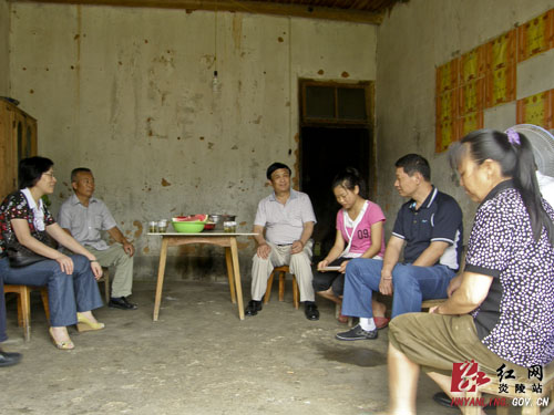 湖南省烟草局专卖处赴炎陵再＂铺＂爱心助学＂路＂