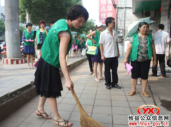 攸县妇联组织联星社区“半边天”上街进行规劝