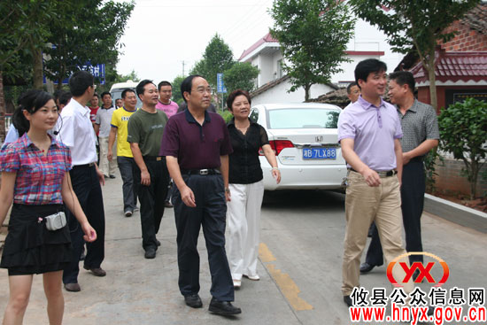 省政协副秘书长向邦柱一行来攸县考察城乡环境卫生