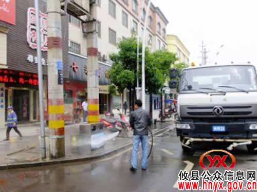 攸县城管局环卫处积极开展垃圾箱清扫工作