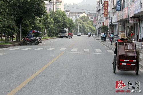 图片新闻：炎陵县城辛勤的环卫工人
