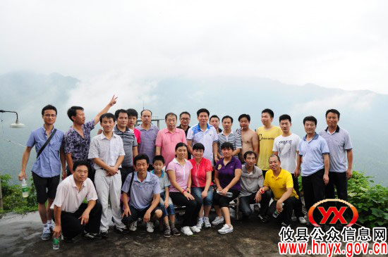 攸县城管局利用周末举行登山活动磨炼干部意志