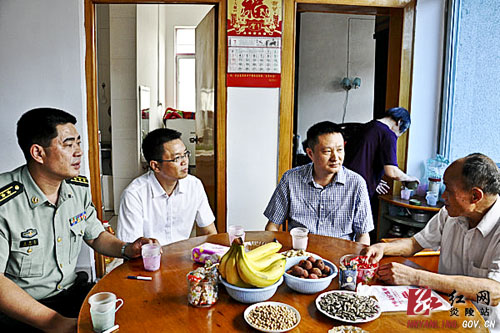 龙志华走访慰问老党员,送上"七一"的祝福和党的关怀