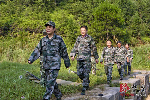 黄诗燕、龙志华参加“八一”军事日活动