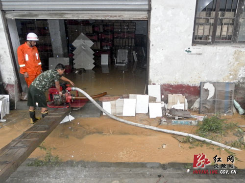 暴雨淹进居民仓库 炎陵消防帮忙排涝