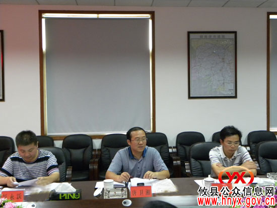 唐卫湘一行到县商务局进行工作调研