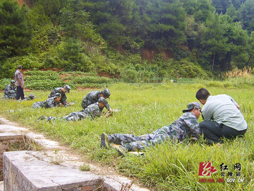 石洲：开展＂军事日＂活动 机关干部扛枪习武