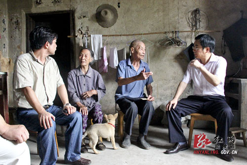 马民杰、黄诗燕走访慰问优抚对象和低保户