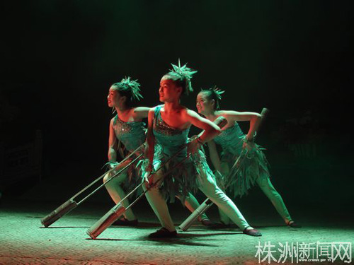 【外埠媒体话攸州】省人大常委会副主任肖雅瑜调研攸县“非遗”项目《挎竹舞》