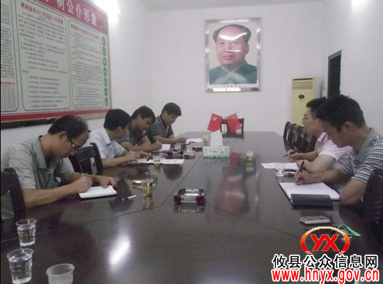 攸县县委办有关负责人深入鸭塘铺乡督查“新农保”工作