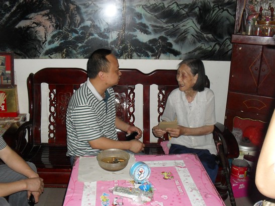 走访困难户 上门送真情