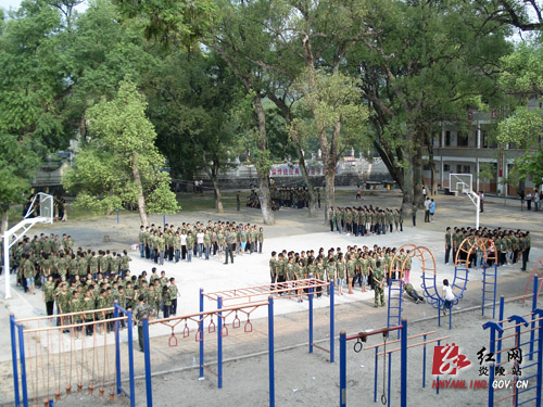 鹿原中学新生军训纪实：以训促学，以苦励志