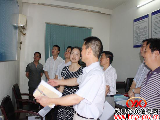 市纪委欧阳瑞丰一行来攸县林业局视察党务公开工作